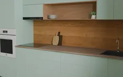 Кухня «Эрлен» 3.6 м. в цвете Спокойный зелёный / Relax green 735 ракурс 3