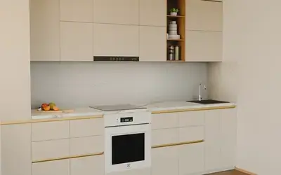 Кухня «Айвори» 3,3 м. в цвете светлая дюна / Sahara Cream 3019 ракурс 2