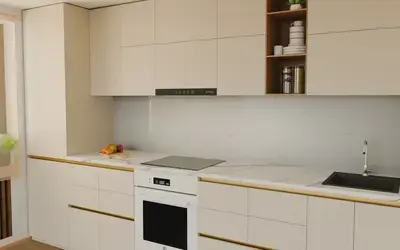 Кухня «Айвори» 3,3 м. в цвете светлая дюна / Sahara Cream 3019 ракурс 3