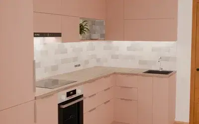 Кухня «Мирен» 3,6 × 1,6 м в цвете розовая сакура / Sakura Pink 3114 ракурс 3