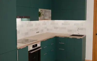 Кухня «Мирен» 3,6 × 1,6 м в цвете тёмная морская волна / Glamorous Pacific 3029 ракурс 3