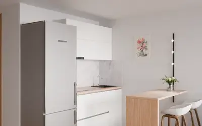 Кухня «Айрел» 1,4 м. в цвете лесной белый / Soft Touch White 734 ракурс 2