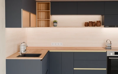 Угловая кухня Астин 4,2 × 2 м, AGT Sky Blue 3091, вид спереди вблизи