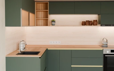 Угловая кухня Астин 4,2 × 2 м, AGT Forest Green 3027, вид спереди вблизи