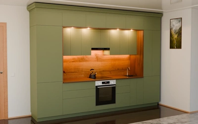 Кухня «Норви» 3,8 м в цвете оливковый зелёный / Olive Green 3097 ракурс 1