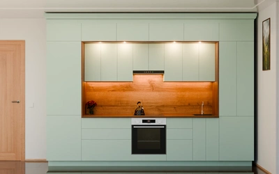 Кухня «Норви» 3,8 м в цвете спокойный зелёный / Relax green 735 ракурс 3