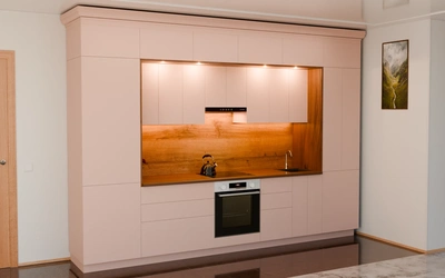 Кухня «Норви» 3,8 м в цвете розовая сакура / Sakura Pink 3114 ракурс 1