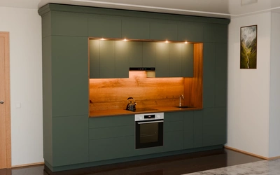 Кухня «Норви» 3,8 м в цвете лесной зелёный / Forest Green 3027 ракурс 1