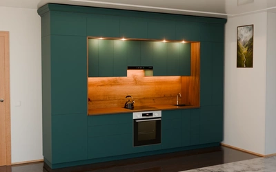 Кухня «Норви» 3,8 м в цвете тёмная морская волна / Glamorous Pacific 3029 ракурс 1