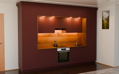 Кухня «Норви» 3,8 м в цвете тёмный терракотовый / Rustic Red 3026 ракурс 1