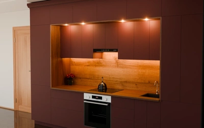 Кухня «Норви» 3,8 м в цвете тёмный терракотовый / Rustic Red 3026 ракурс 2