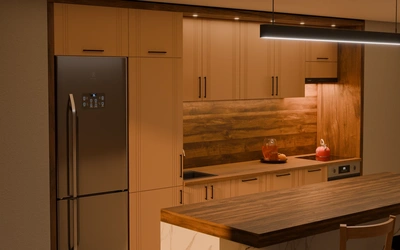 Прямая кухня 4,1 м, фасады МДФ в цвете песочно-бежевый с фрезеровкой «Параллель вертикально» при вечернем освещении