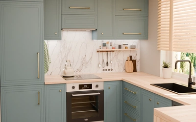 Угловая кухня 2,5 × 3,3 м с окном и барной стойкой, фасады МДФ в цвете тёмно-голубой с фрезеровкой «Афины», вид слева под углом